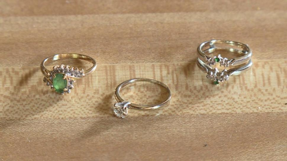 S-a îndrăgostit de soțul ei pe când era adolescentă. S-au căsătorit și au trăit fericiți până când moartea i-a despărțit. Într-o zi, femeia a primit un semn nesperat de la partenerul său de dincolo de mormânt 463235