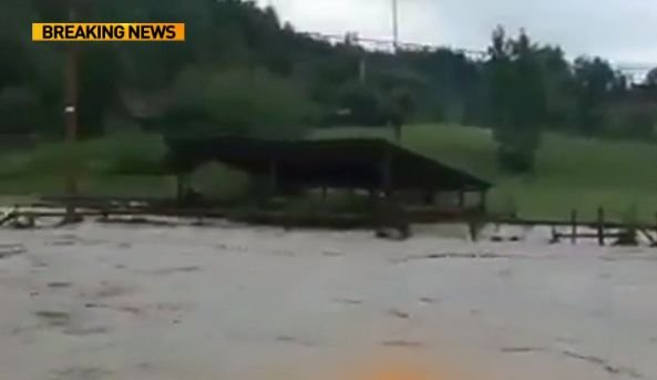 Sate lovite de o furtună puternică, zeci de acoperișuri distruse în județul Neamț