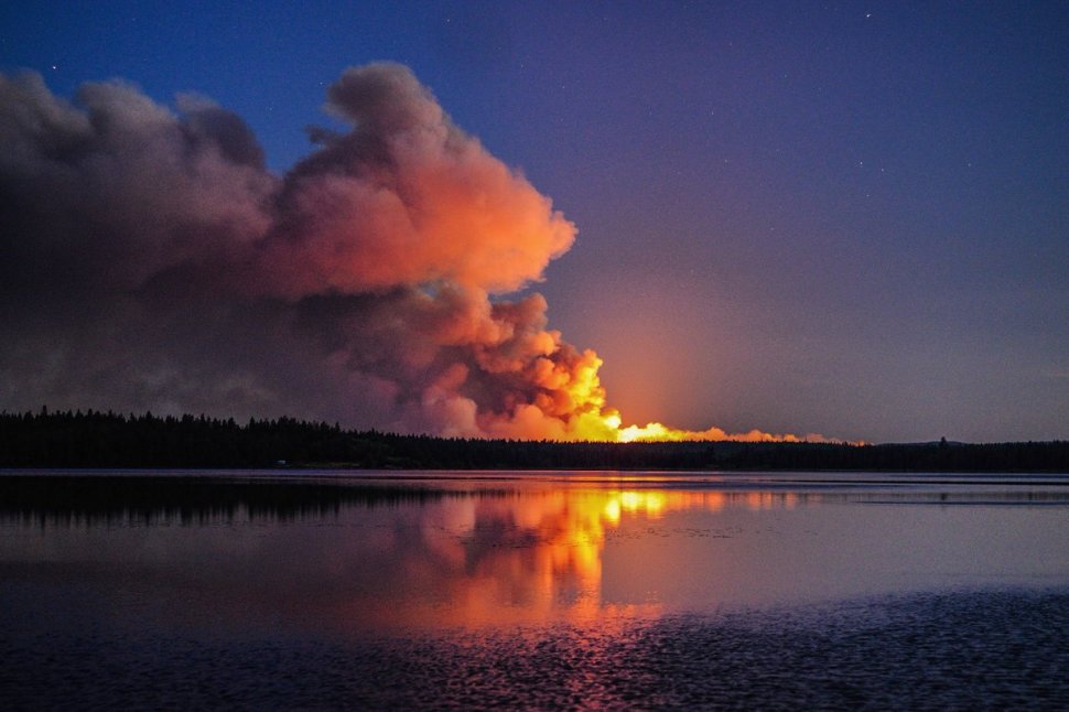 Stare de urgenţă în vestul Canadei: 3000 de locuințe evacuate din cauza incendiilor în pădure