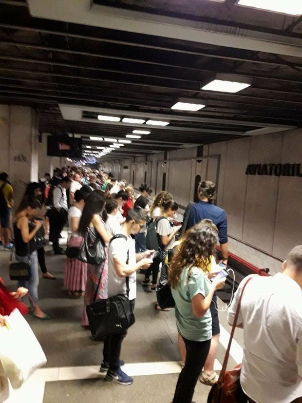 Haos pe linia de metrou Pipera – Berceni. Călătorii au fost dati jos din tren si rugați să meargă pe peronul celalalt