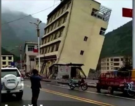 Imagini şocante surprinse în Tibet! O clădire cu patru etaje s-a prăbuşit într-un râu