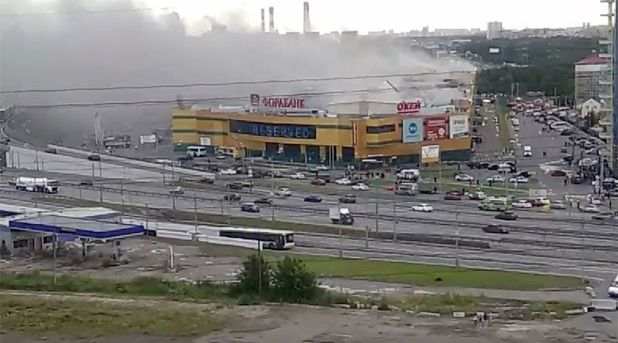 Incendiu uriaș într-un centru comercial din Moscova. Mai mulți răniți. Intervenție în forță a pompierilor