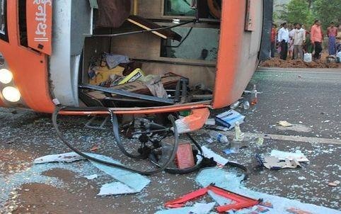 Un autocar cu turiști a fost implicat într-un accident grav. Opt persoane au decedat, iar mai mulți copii sunt grav răniți