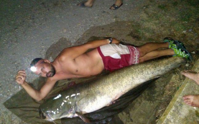 Doi pescari din Târgu-Jiu au prins captura vieții lor. Nu le-a venit să creadă ce au reușit să scoată din apă - FOTO 463607