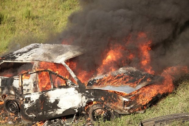 O mașină a luat foc în trafic, la ieșirea din Slatina. Șoferul a supraviețuit miraculos