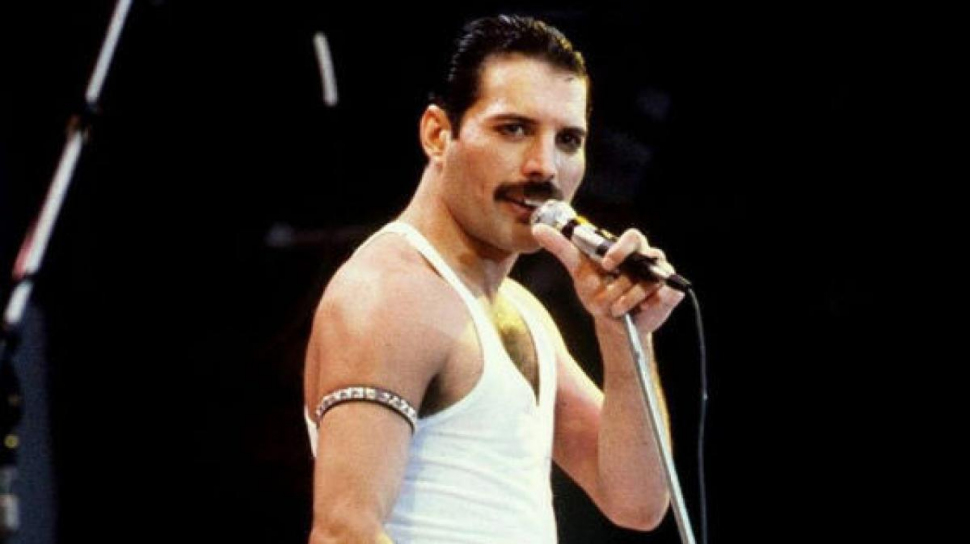El este noul Freddie Mercury. Cine va juca rolul legendarului solist Queen în filmul despre viaţa sa - FOTO