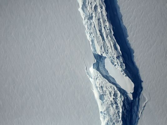 Un aisberg gigantic, cu o suprafață de 26 de ori mai mare decât cea a Bucureștiului, s-a desprins din Antarctica