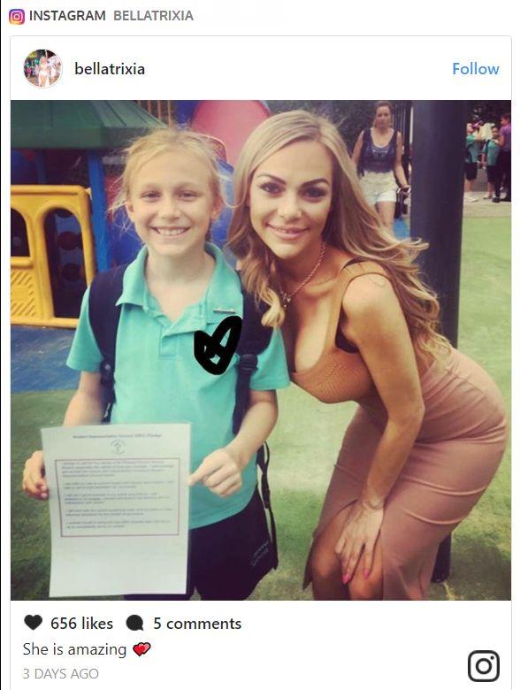 A venit să-și ia copiii de la școală. Când au văzut-o, celelalte mame sau fost șocate! Cum arată femeia de a brâu în jos - FOTO  464139