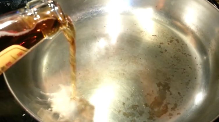 Ce se întâmplă dacă torni bere într-o tigaie încinsă - VIDEO 