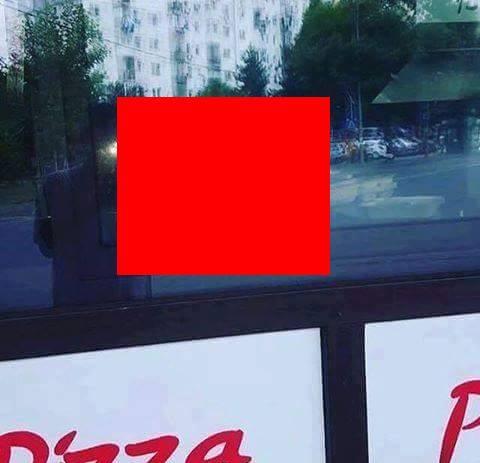 S-a dus să își cumpere o șaorma când a văzut un anunț incredibil pe geam. A luat imediat telefonul și a făcut o fotografie (FOTO) 464068