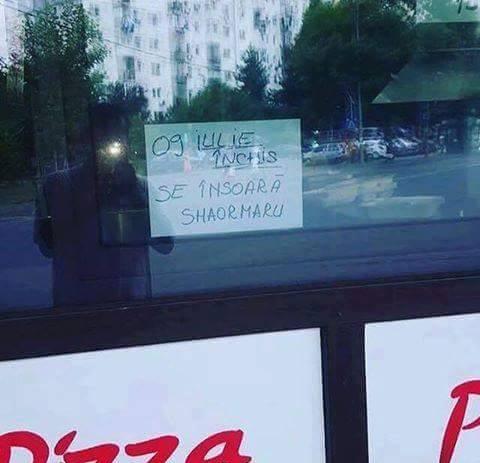 S-a dus să își cumpere o șaorma când a văzut un anunț incredibil pe geam. A luat imediat telefonul și a făcut o fotografie (FOTO) 464069
