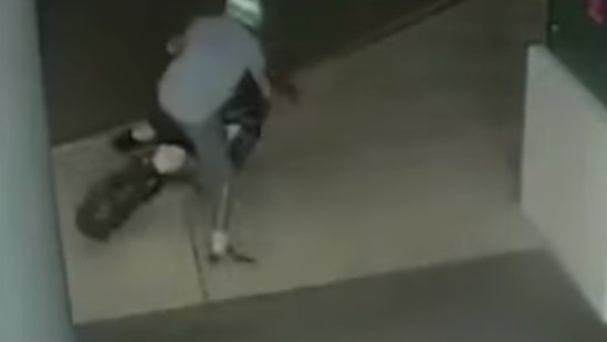 Un tânăr a fost surprins într-un lift cu motocicleta. Acum e căutat peste tot de polițiști - VIDEO