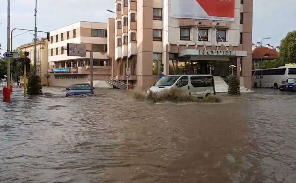 Inundații de proporții biblice în Tulcea. Mașini luate pe sus de ape