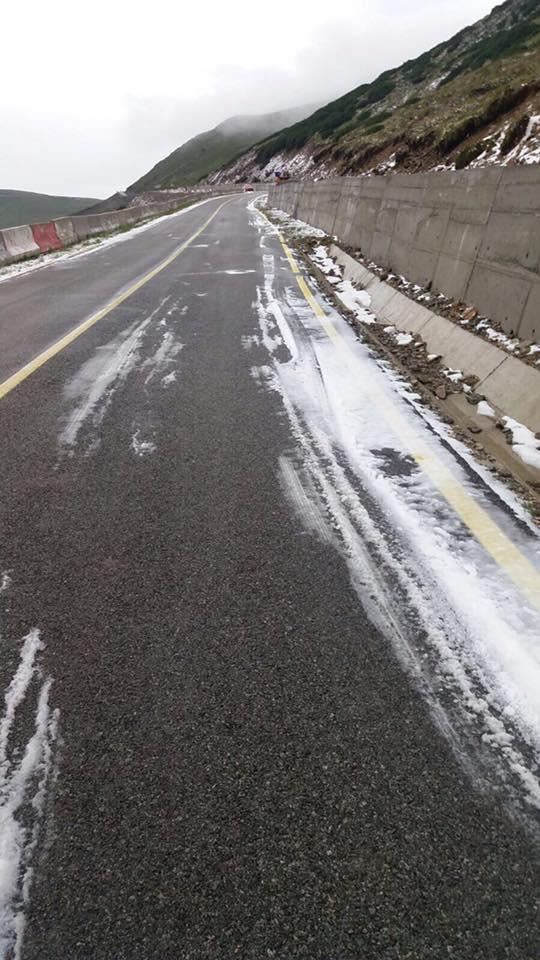 Ninge în mijlocul verii, în România. Șoferii, sfătuiți să se oprească 464608