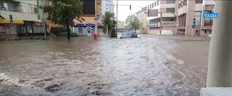 Potop la Tulcea. Mașini înghițite de ape, după o ploaie torențială - VIDEO