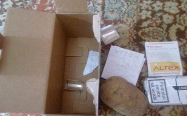 Și-a comandat pe internet un telefon performant. Când a deschis coletul a avut un șoc. ”Asta nu e glumă proastă” 464603