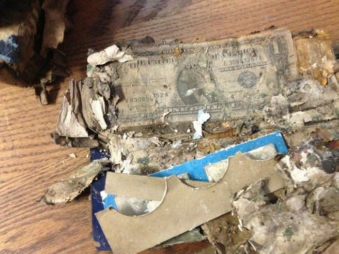 A descoperit un seif bine ascuns în casa lăsată prin testament de bunicul său. Ce era în interior i-a schimbat viața  464735