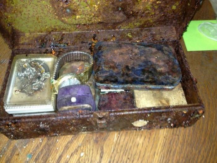 A descoperit un seif bine ascuns în casa lăsată prin testament de bunicul său. Ce era în interior i-a schimbat viața  464738