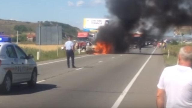 Accident grav în județul Cluj! Un microbuz a luat foc - VIDEO