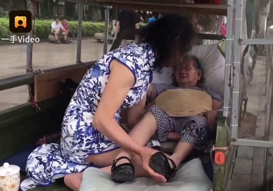 În urmă cu 20 de ani, sora lui a murit. De atunci, bărbatul a luat o decizie ieșită din comun: „Am făcut-o pentru mama” 465007