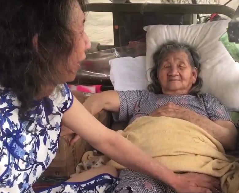 În urmă cu 20 de ani, sora lui a murit. De atunci, bărbatul a luat o decizie ieșită din comun: „Am făcut-o pentru mama” 465008