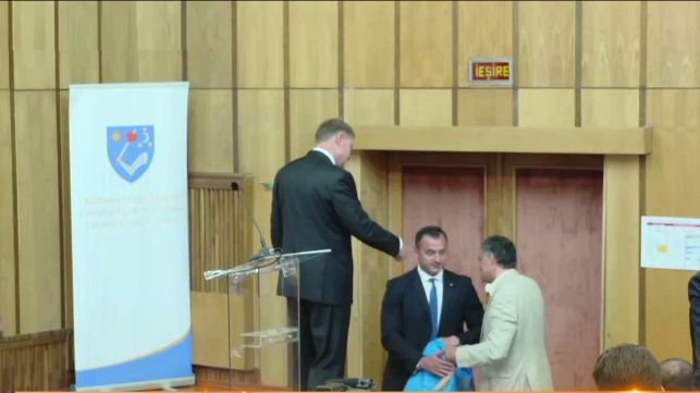  Primarul din Miercurea Ciuc i-a întins steagul secuiesc lui Klaus Iohannis. REACȚIA președintelui face înconjurul internetului