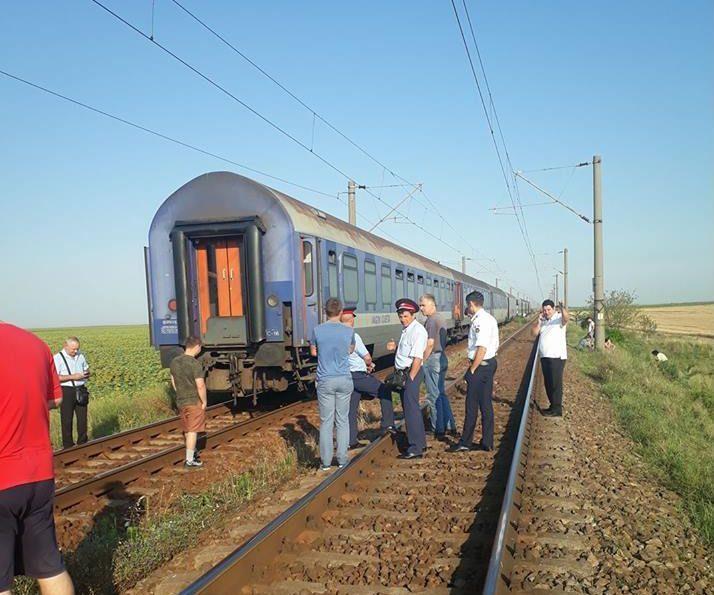 Trenul Timişoara - Bucureşti a pierdut vagoanele pe drum. Peste 100 de persoane au rămas izolate în câmp