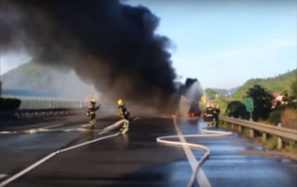 Un camion a explodat pe o autostradă, după ce a atins ușor un alt autovehicul - VIDEO