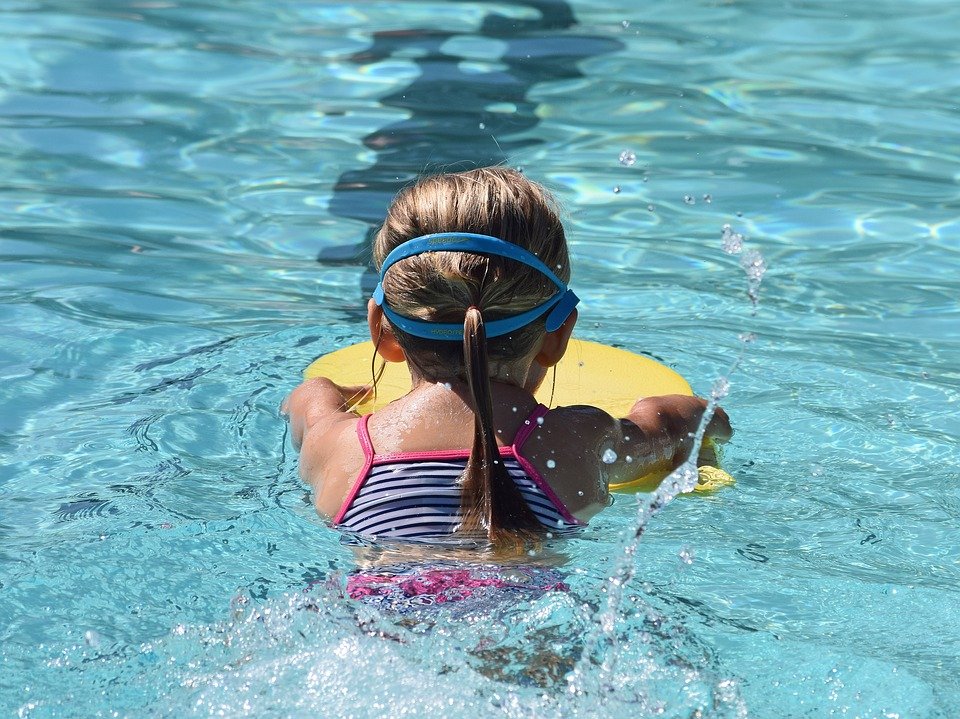 Atenţie, părinţi! Riscul la care sunt supuși copiii la piscină sau la mare - VIDEO