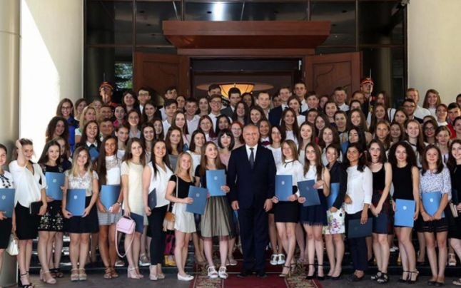 Revolta elevilor eminenţi din Moldova faţă de Igor Dodon. Mai mulţi elevi au refuzat diplomele de onoare oferite de preşedintele ţării