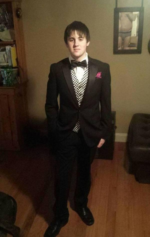 A vrut să se laude pe Facebook, dar și-a făcut de râs toată familia. Ce apare lângă tânărul care pozează serios, la patru ace 465415