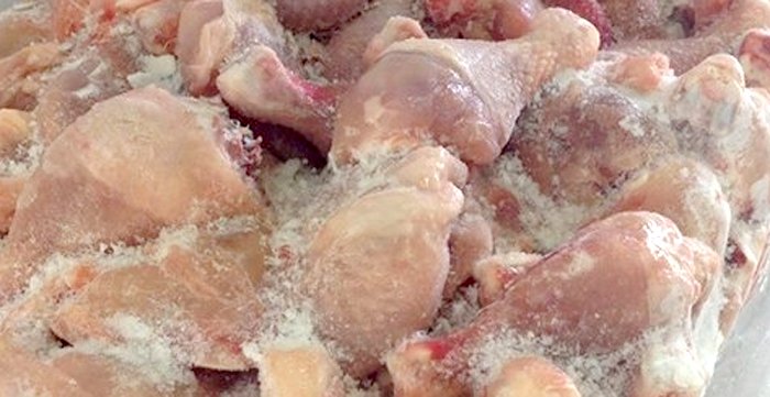 Cum se dezgheață corect carnea de pui. Greșeala care te poate îmbolnăvi
