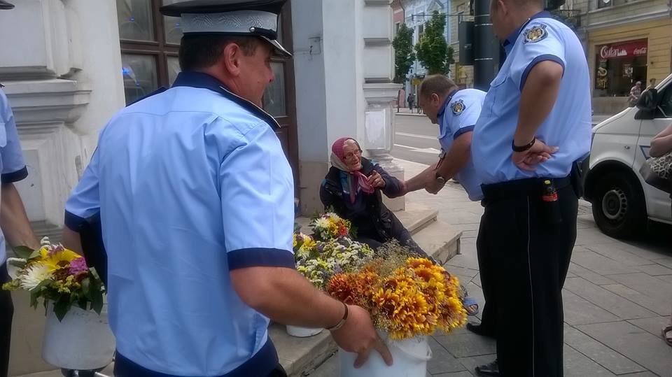 Imaginea care i-a revoltat pe internauți! O bătrână care vindea flori, ridicată de polițiști de pe o stradă din Cluj-Napoca