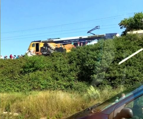 Mașină lovită de tren, în Mehedinți. Doi oameni au murit