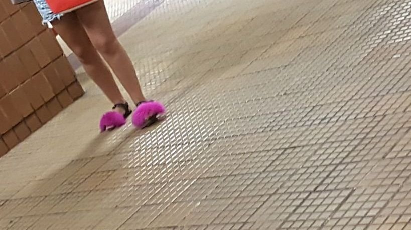 Papucii cu blăniță sunt la modă în vara aceasta, însă tot mai multe femei îi poartă fară să ştie că...