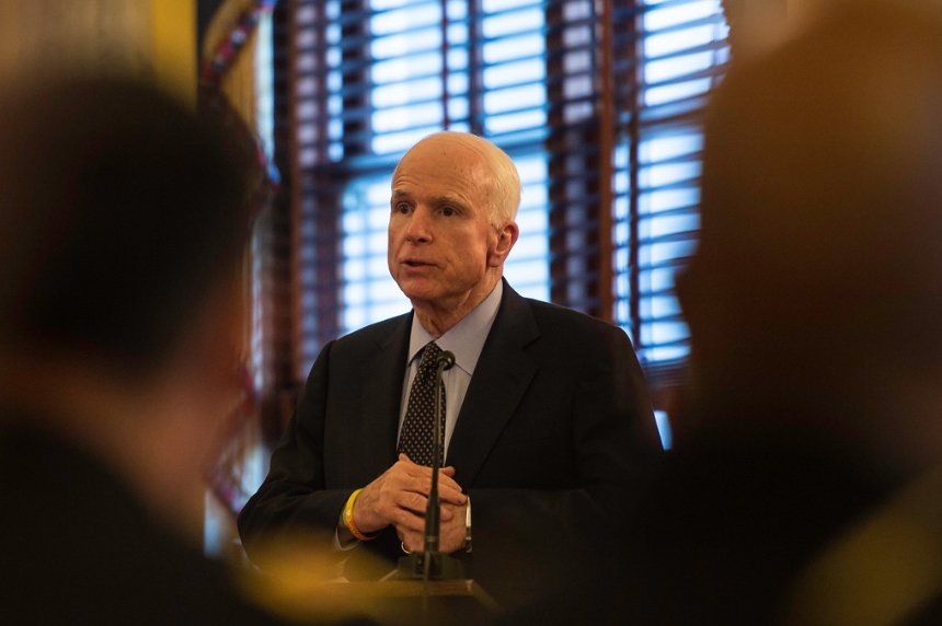 Senatorul american John McCain suferă de o tumoare la creier