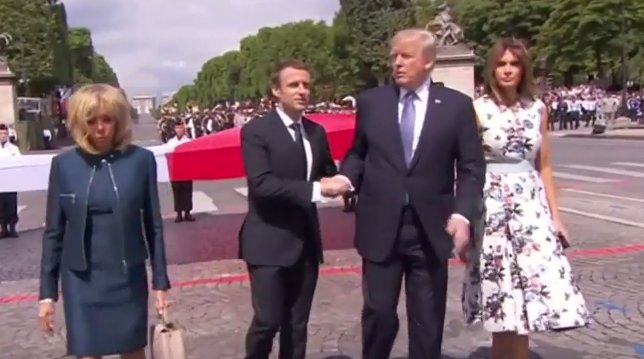Trump, despre strângerea de mână de 27 de secunde cu Emmanuel Macron: „Adoră să mă țină de mână” - VIDEO