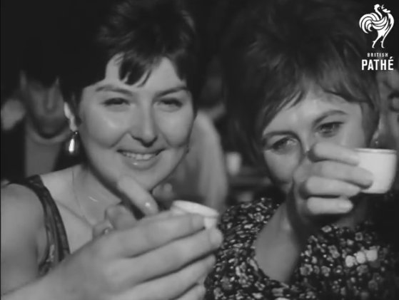 VIDEO. Litoralul românesc în anii de glorie ai comunismului. Cum se distrau turiștii la Hanul Piraţilor, localul legendar din Mamaia Sat 
