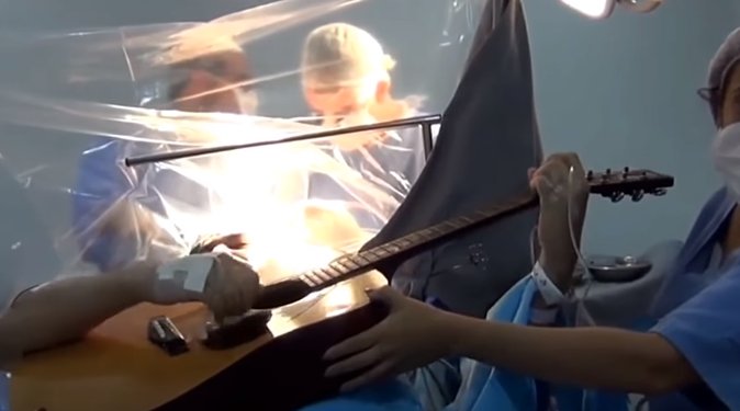 A cântat la chitară în timp ce era operat pe creier - VIDEO