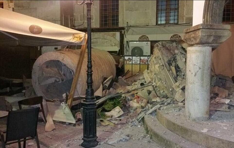 Cutremur în Grecia. Tinerii care au murit striviți de pietrele desprinse dintr-o clădire veche erau turiști din Turcia și Suedia