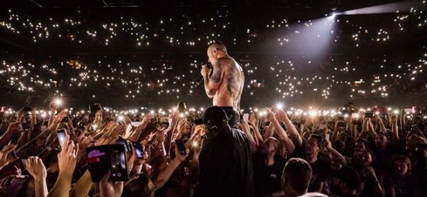 Autoritățile oferă detalii șocante despre modul în care s-a sinucis Chester Bennington, solistul Linkin Park