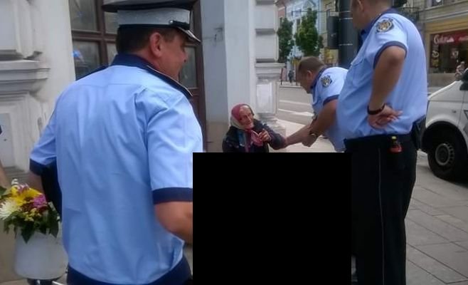 Imaginea care a revoltat Internetul! O bătrână ridicată pe sus de patru polițiști locali. Motivul este incredibil (FOTO)