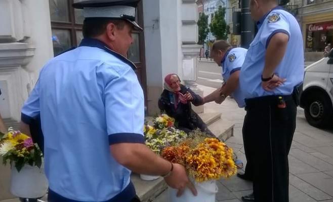 Imaginea care a revoltat Internetul! O bătrână ridicată pe sus de patru polițiști locali. Motivul este incredibil (FOTO) 465949