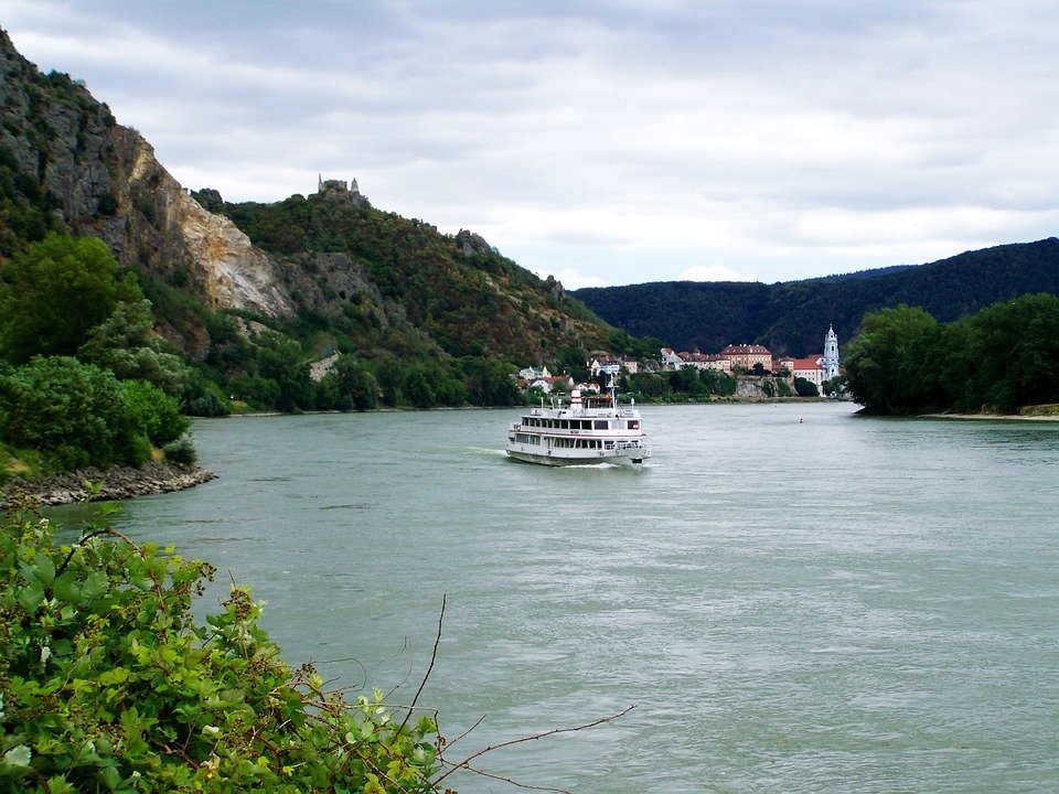 Alertă pe Dunăre! Pasagerii unui vas de croazieră au fost evacuaţi după un incendiu la bord