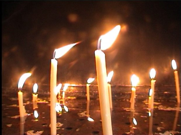 Ce greşeală fac enoriaşii când aprind lumânări în biserică 