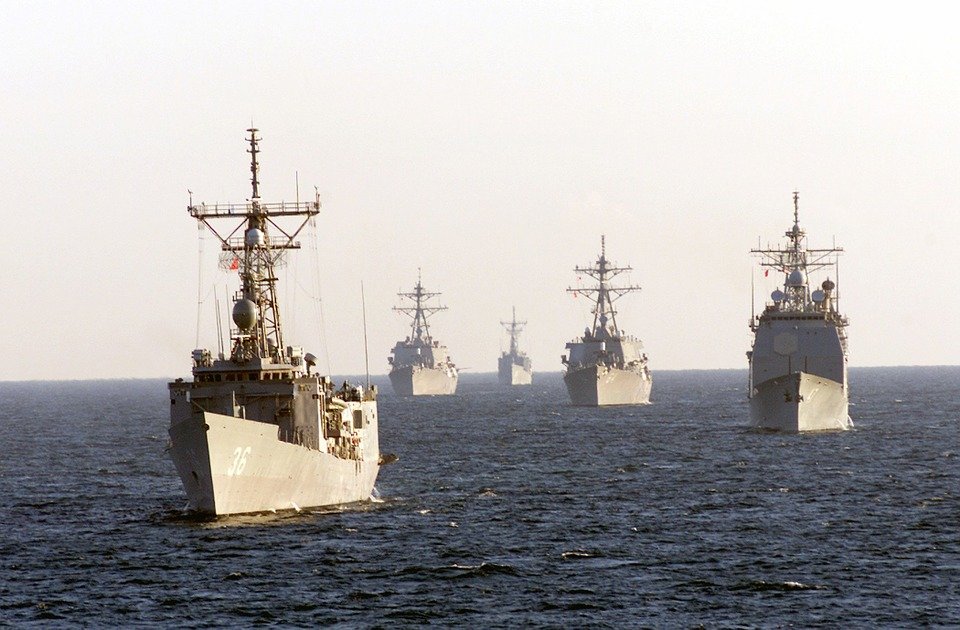 Navă a Marinei SUA, focuri de avertisment către o navă iraniană