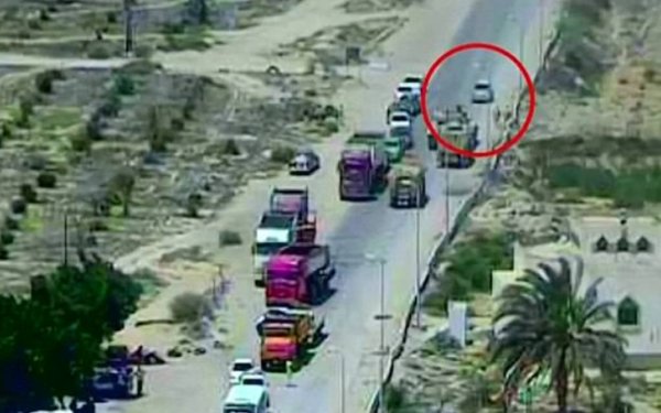 Momentul în care un tanc al armatei egiptene se urcă pe mașina teroriștilor, în plin trafic. Vezi secundele de coșmar care au urmat