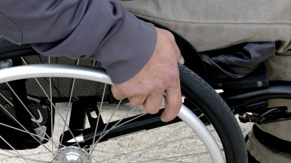 Ministerul Muncii: Cei cu handicap grav vor putea fi îngrijiţi şi la domiciliu de către un asistent 