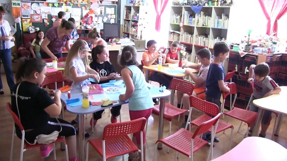 6.430 de copii, tineri și famiile lor se bucură de acces la educație și la servicii sociale prin proiectul „Ajută un sat. Schimbă o țară 2016-2017” 467020