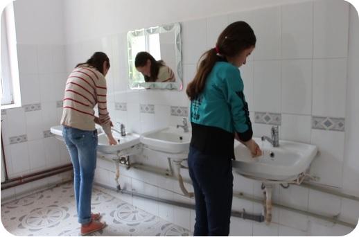 6.430 de copii, tineri și famiile lor se bucură de acces la educație și la servicii sociale prin proiectul „Ajută un sat. Schimbă o țară 2016-2017” 467022